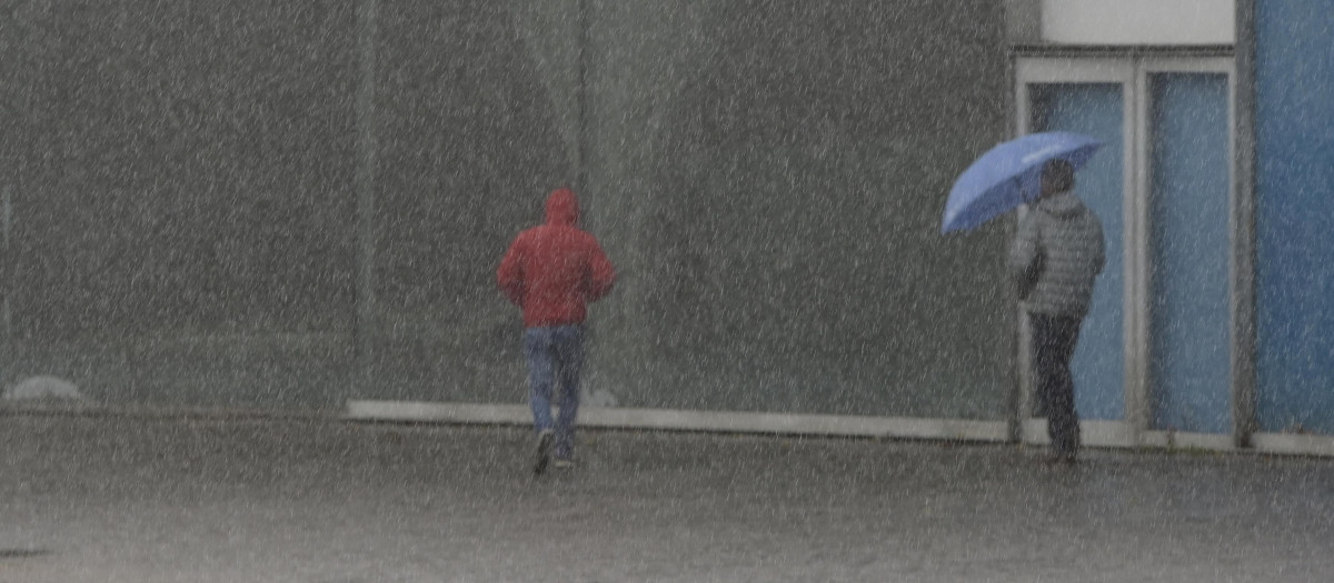 (Foto de ARCHIVO)
Dos personas caminan por el paseo marítimo mientras llueve, a 8 de diciembre de 2021, en A Coruña, Galicia, (España). La borrasca Barra ha hecho que la Xunta haya activado para todo el litoral gallego una alerta naranja por temporal costero. Según las previsiones de la Aemet, todo el litoral de la Comunidad mar combinado del noroeste podría registrar olas de cinco a siete metros para hoy. Además, para las costas del noroeste en otros puntos de la región, las olas podrían ser de seis a ocho metros junto a fuertes vientos.

M. Dylan / Europa Press
08 DICIEMBRE 2021;TEMPORAL;FRIO;LLUVIA;GALICIA
08/12/2021