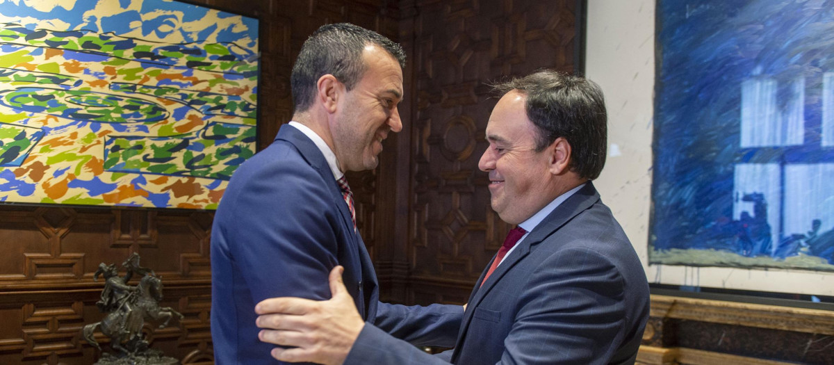 Imagen de la reunión de Mompó con Pérez Llorca