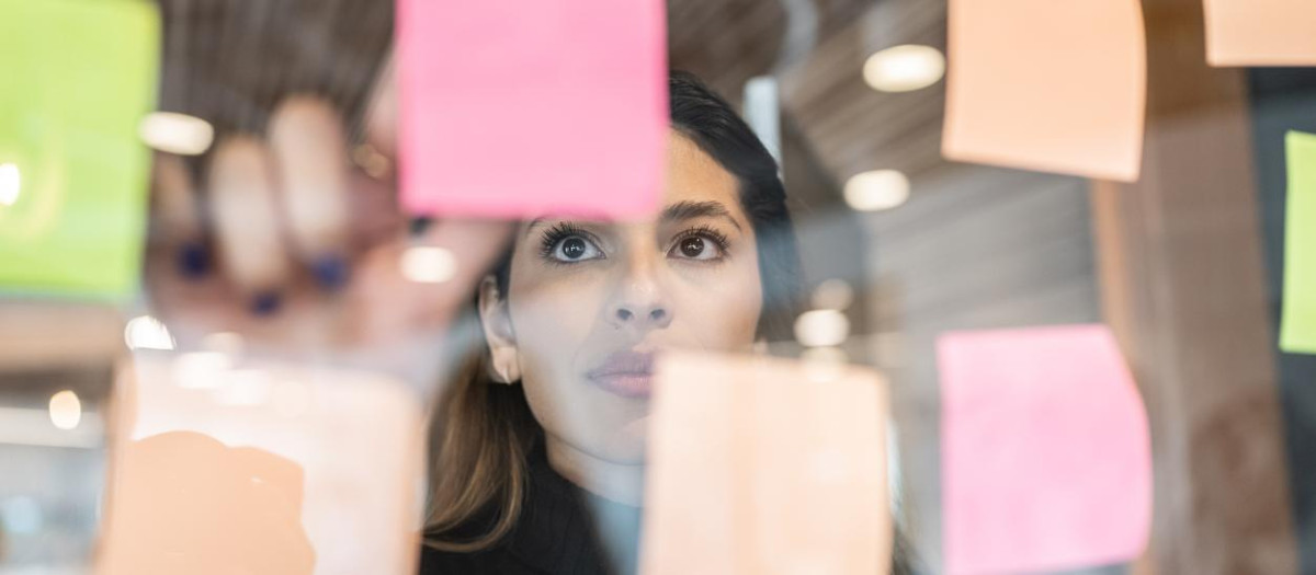 Mujer joven oficina trabajo