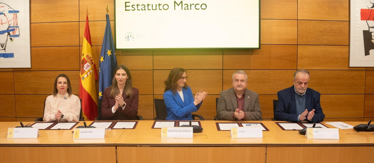 La ministra de Sanidad, Mónica García, durante una reunión con organizaciones sindicales