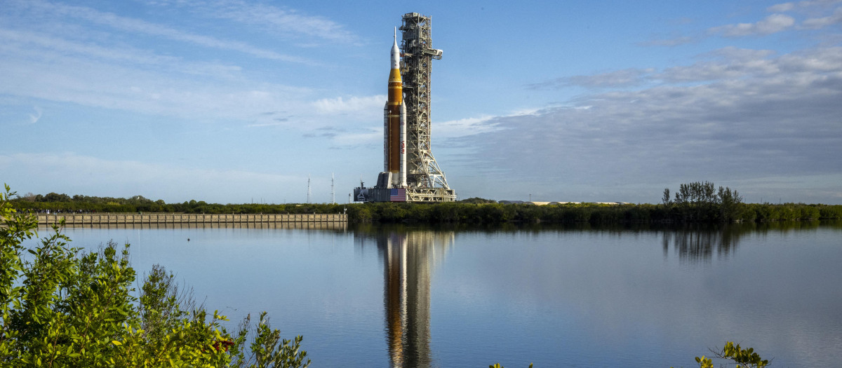 El cohete Artemis II del Sistema de Lanzamiento Espacial de la NASA y la nave espacial Orión