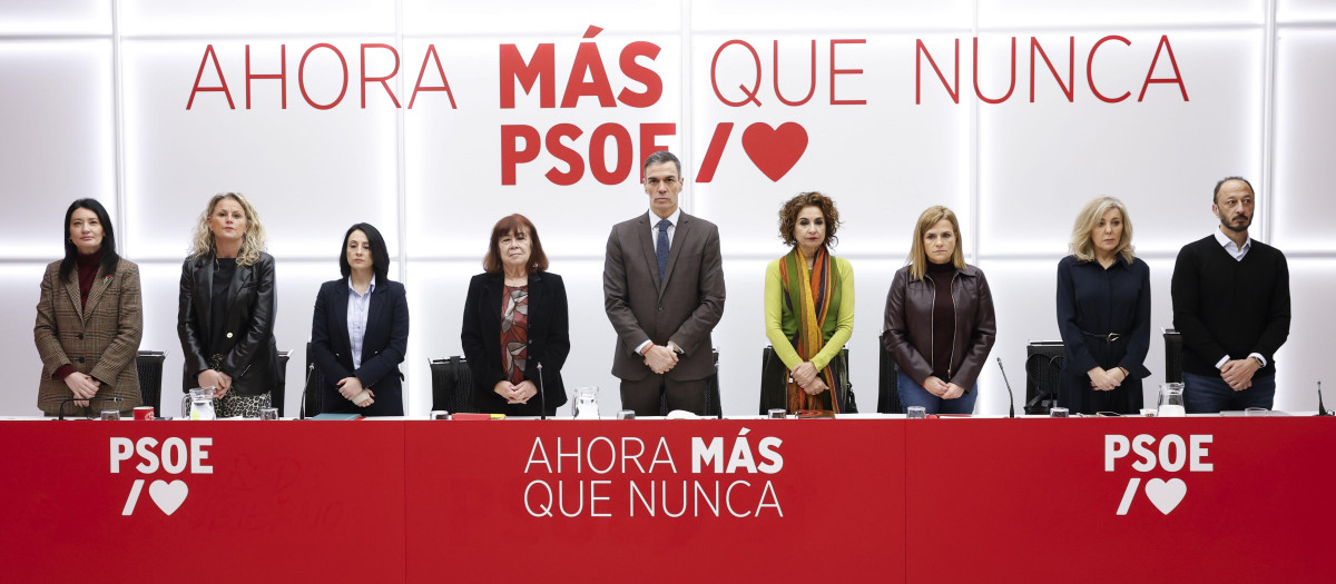 La Comisión Ejecutiva Federal del PSOE, guardando un minuto de silencio en su reunión de este lunes