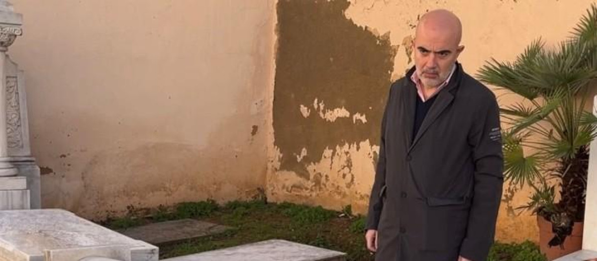 El líder del PP en Barcelona, Daniel Sirera, mira los destrozos en varias tumbas del cementerio hebreo de Les Corts