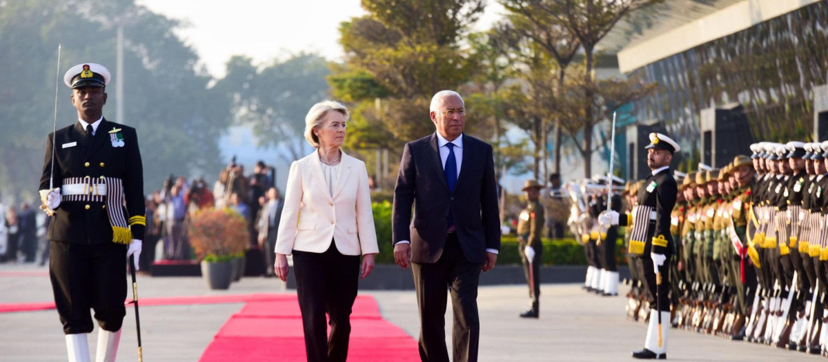 La presidenta de la Comisión Europea, Úrsula Von der Leyen, y el presidente del Consejo Europeo, Antonio Costa, a su llegada a India