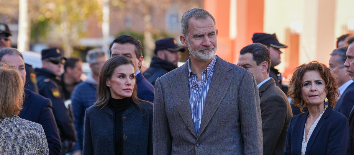 La ministra María Jesús Montero, junto a los reyes de España, en Adamuz