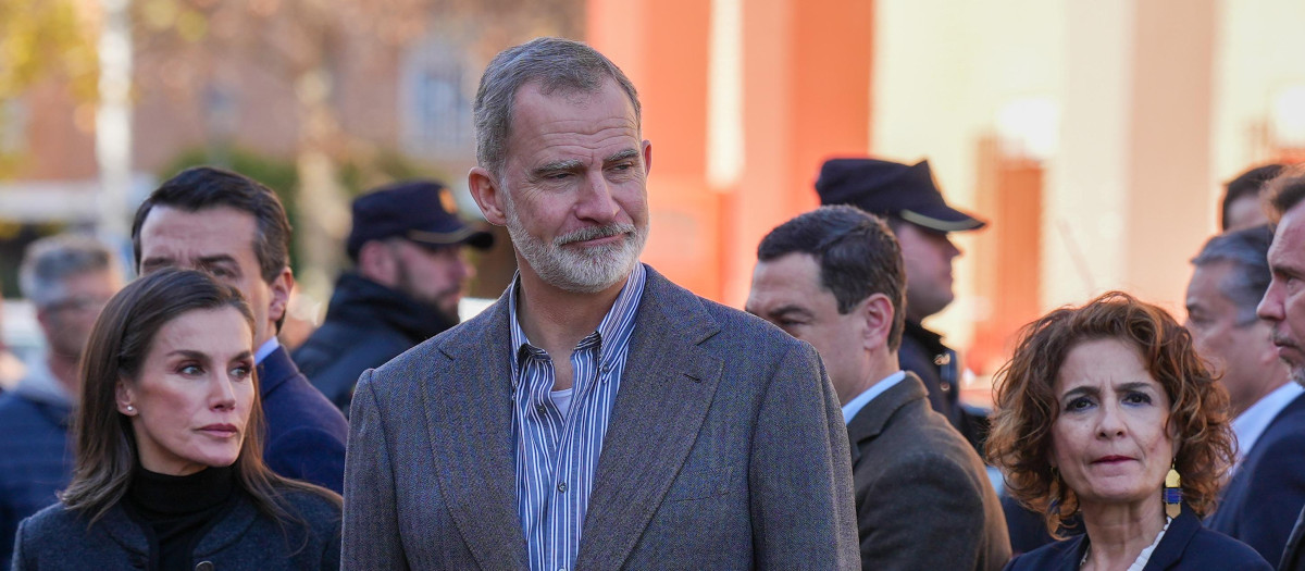 La ministra María Jesús Montero, junto a los reyes de España, en Adamuz