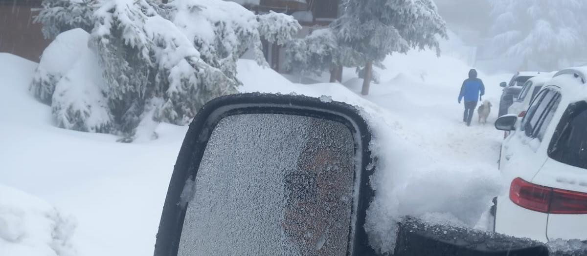 Atasco de vehículos este domingo en el entorno de la estación de esquí de Sierra Nevada.

EUROPA PRESS
26/1/2026