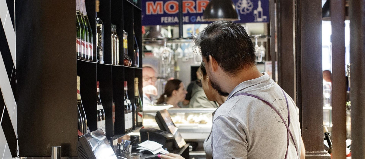Dos camareros, en un bar de Madrid