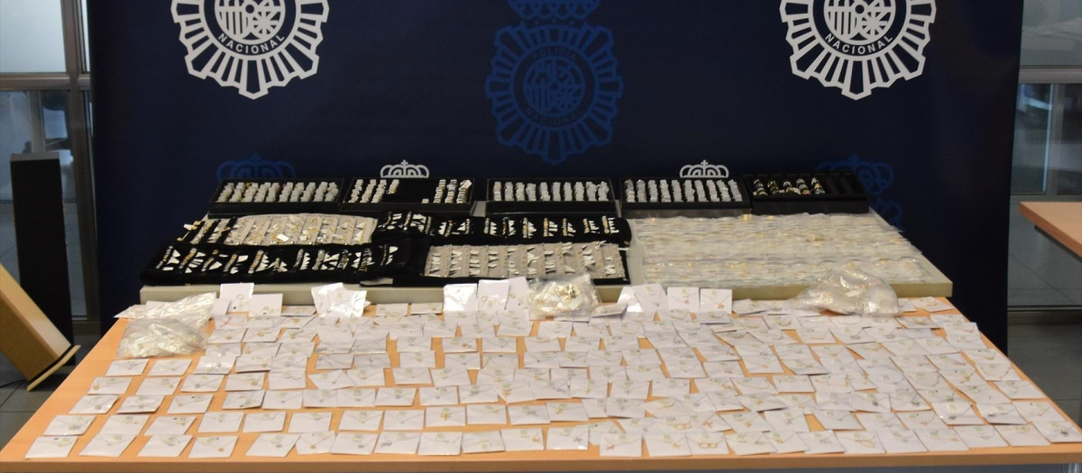 Muestrarios de joyas incautadas en una detención de un hombre en Alcorcón

REMITIDA / HANDOUT por POLICÍA NACIONAL
Fotografía remitida a medios de comunicación exclusivamente para ilustrar la noticia a la que hace referencia la imagen, y citando la procedencia de la imagen en la firma
27/1/2026