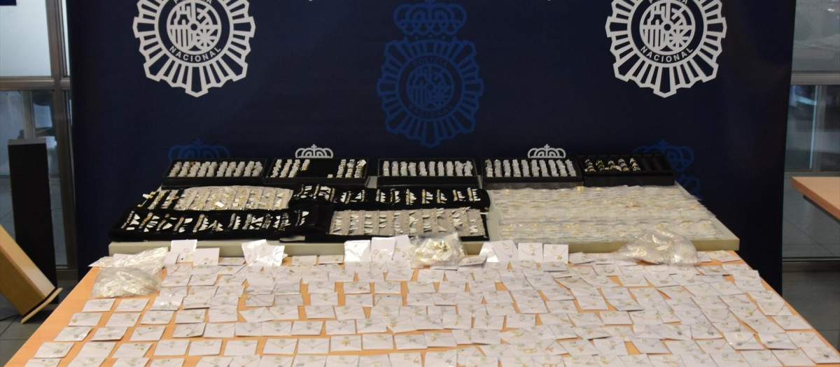 Muestrarios de joyas incautadas en una detención de un hombre en Alcorcón

REMITIDA / HANDOUT por POLICÍA NACIONAL
Fotografía remitida a medios de comunicación exclusivamente para ilustrar la noticia a la que hace referencia la imagen, y citando la procedencia de la imagen en la firma
27/1/2026