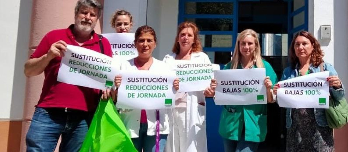 Miembros de Satse Córdoba pidiendo la sustitución de las reducciones de jornada