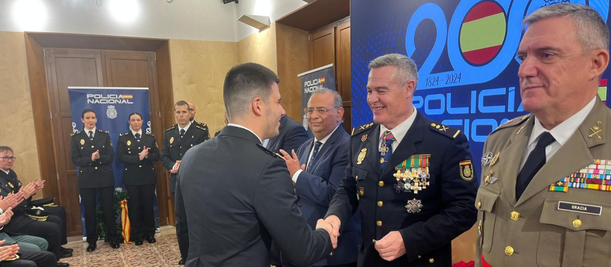 El Jefe Superior, José Luis Santafé, estrecha la mano de uno de los agentes reconocidos