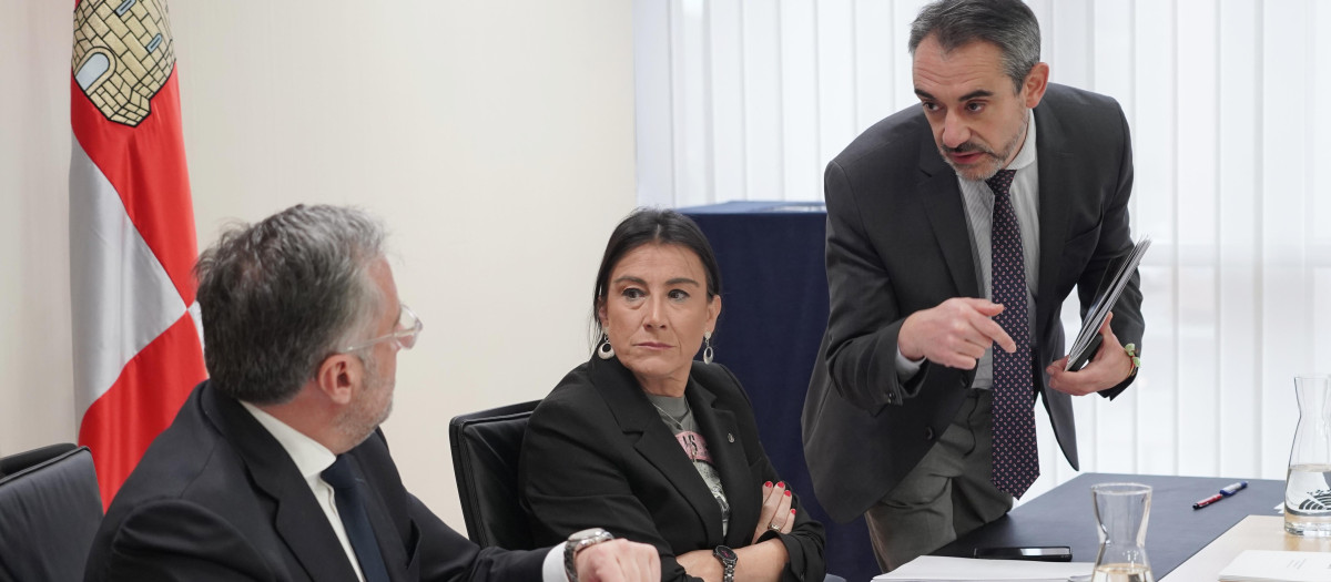 El presidente de las Cortes, Carlos Pollán, conversa con el portavoz del Grupo Parlamentario de Vox, David Hierro