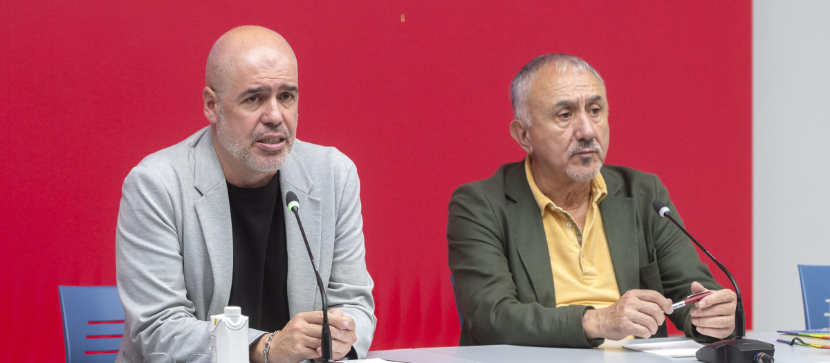 El secretario general de CCOO, Unai Sordo (i) y el secretario general de UGT, Pepe Álvarez (d)
