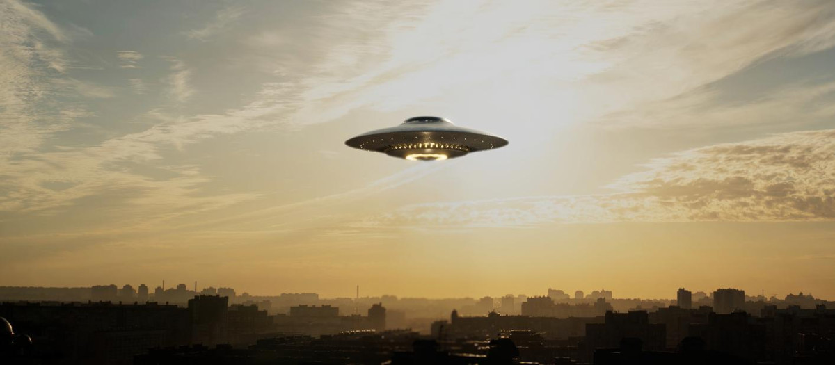 Imagen de archivo de un ovni sobrevolando el cielo