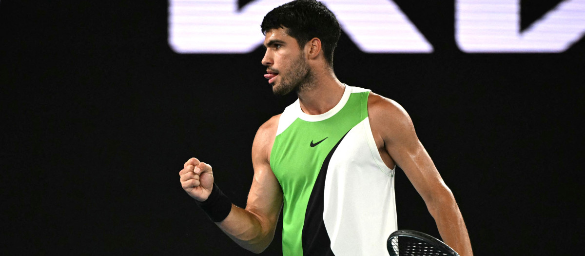 Spain's Carlos Alcaraz reacts after a point against Australia's Alex De Minaur during their men's singles quarter-final match on day ten of the Australian Open tennis tournament in Melbourne on January 27, 2026. (Photo by WILLIAM WEST / AFP) / -- IMAGE RESTRICTED TO EDITORIAL USE - STRICTLY NO COMMERCIAL USE --