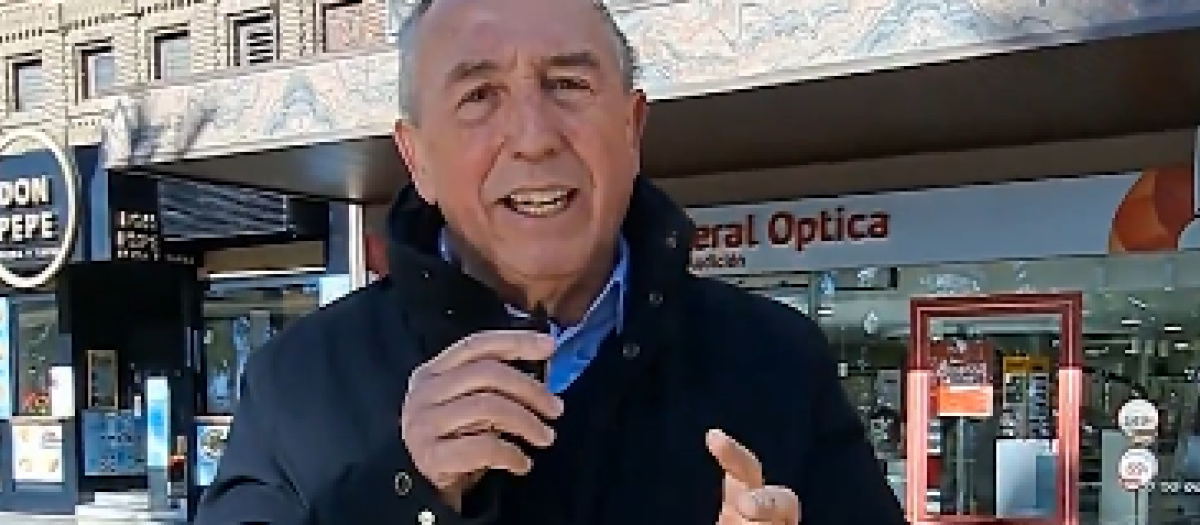 Imagen de Joan Baldoví debajo de la oficina de Carlos Mazón en Alicante