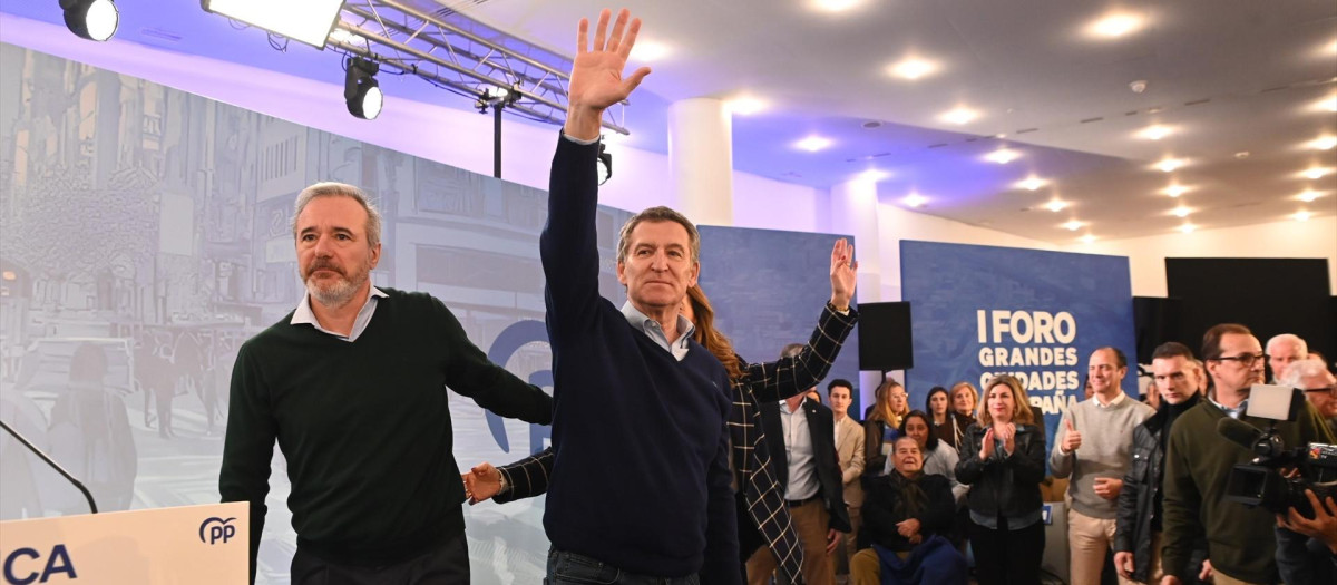 El presidente del PP de Aragón y presidente de Aragón, Jorge Azcón (i), y el presidente del PP, Alberto Núñez Feijóo