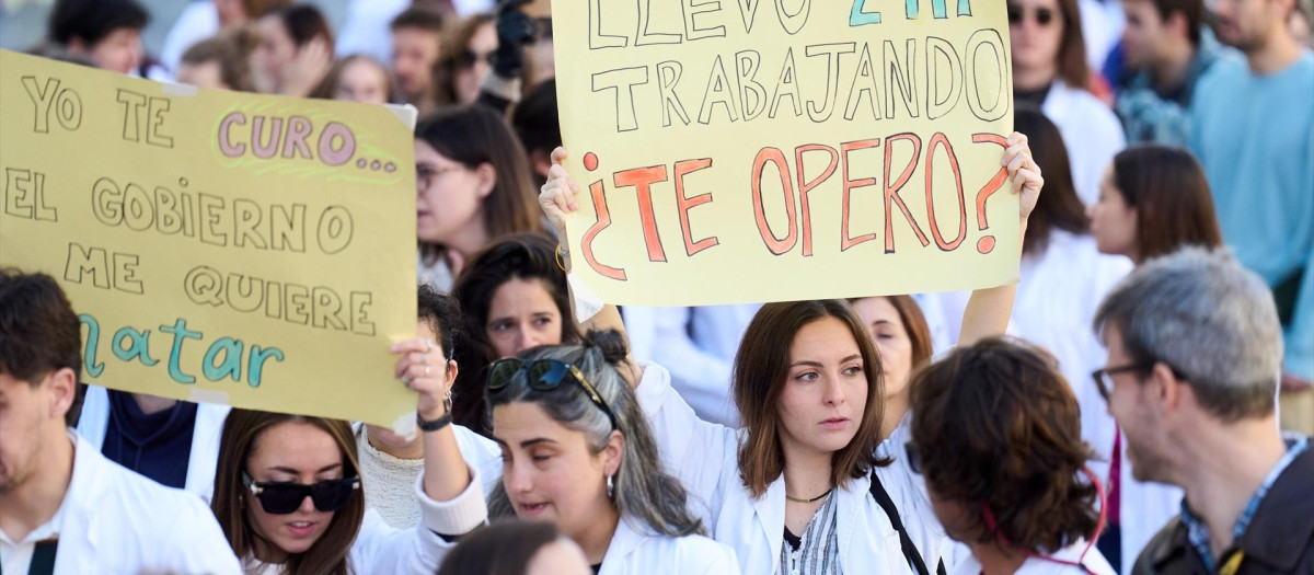Decenas de médicos durante una concentración convocada por el Sindicato Médico contra el Estatuto Marco propuesto por el Ministerio de Sanidad