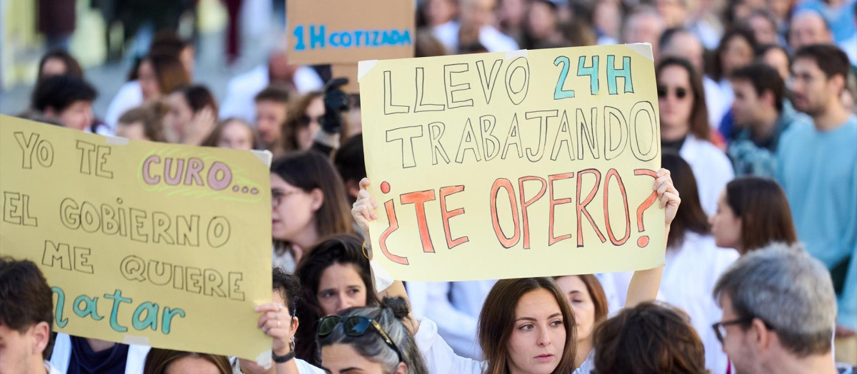 Decenas de médicos durante una concentración convocada por el Sindicato Médico contra el Estatuto Marco propuesto por el Ministerio de Sanidad