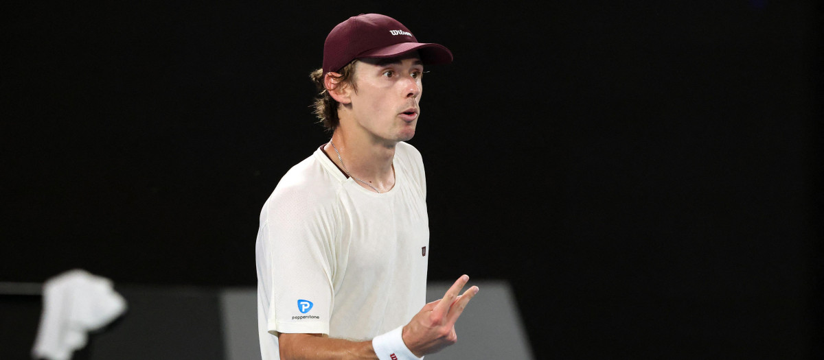 De Miñaur le hace gestos a su banquillo durante el encuentro ante Alcaraz