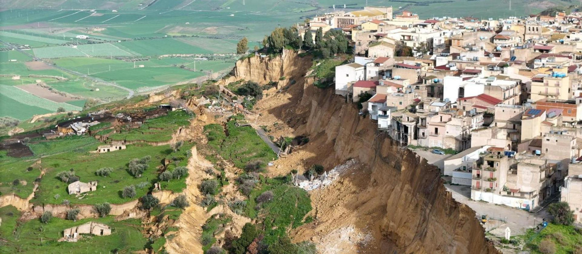 Una vista aérea tomada con un dron muestra el lugar de un deslizamiento de tierra en Niscemi