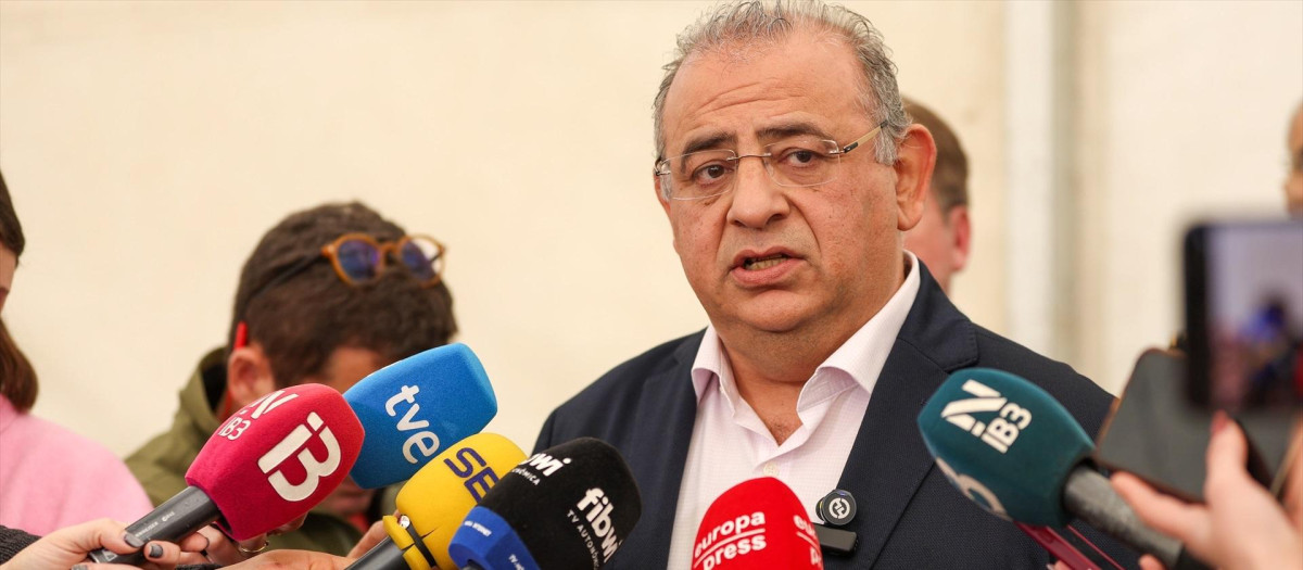 El delegado del Gobierno, Alfonso Rodríguez Badal, durante una visita a los centros de asistencia y acogida de inmigrantes la semana pasada