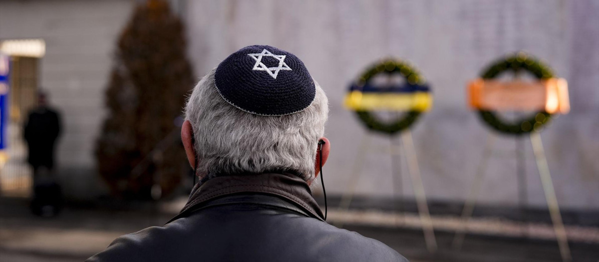 Un hombre con un gorro con la estrella de David
