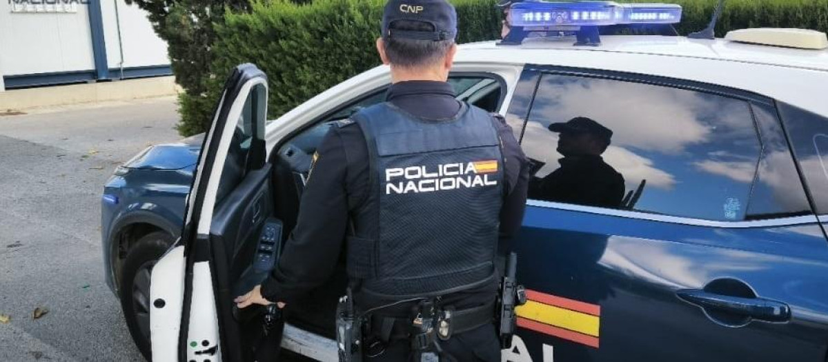 Agente de la Policía Nacional

REMITIDA / HANDOUT por POLICÍA NACIONAL
Fotografía remitida a medios de comunicación exclusivamente para ilustrar la noticia a la que hace referencia la imagen, y citando la procedencia de la imagen en la firma
01/1/2026