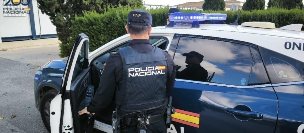 Agente de la Policía Nacional

REMITIDA / HANDOUT por POLICÍA NACIONAL
Fotografía remitida a medios de comunicación exclusivamente para ilustrar la noticia a la que hace referencia la imagen, y citando la procedencia de la imagen en la firma
01/1/2026