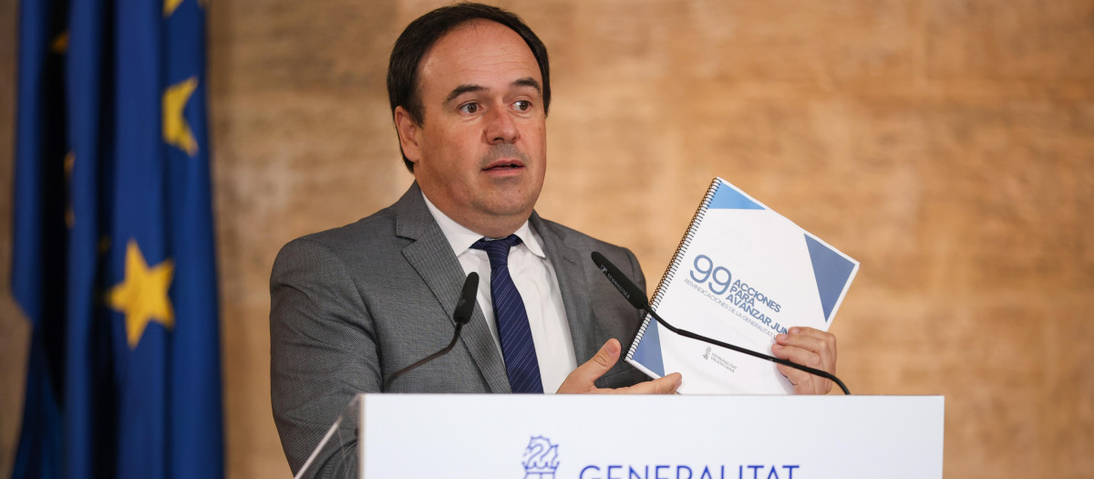 Imagen tomada este martes de Juanfran Pérez Llorca en el Palau de la Generalitat tras las reuniones con los portavoces de Vox, PSPV-PSOE y PP