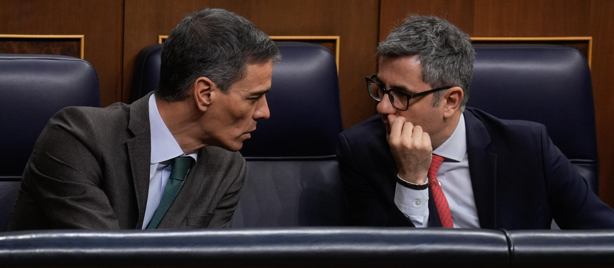 Pedro Sánchez y el ministro Félix Bolaños, durante el Pleno de este martes