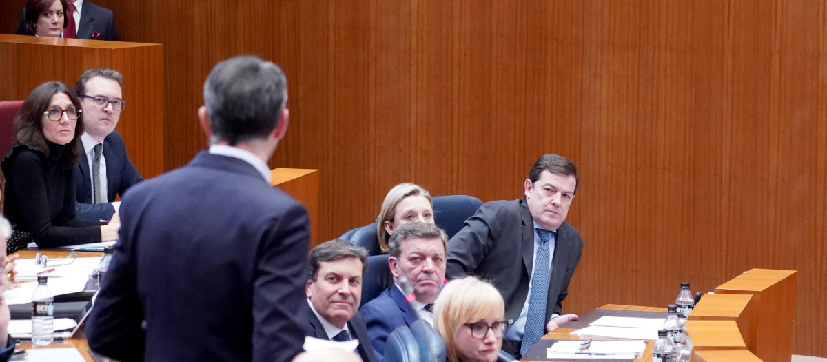 El presidente de la Junta, Alfonso Fernández Mañueco, escucha al portavoz de Vox, David Hierro, durante la primera sesión del pleno de las Cortes de Castilla y León