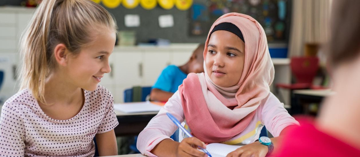 Niña musulmana con su compañera de clase