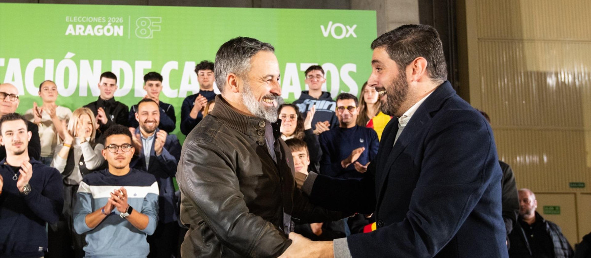 El presidente de Vox, Santiago Abascal, junto al candidato a la Presidencia de Aragón, Alejandro Nolasco, en un acto público celebrado en Teruel