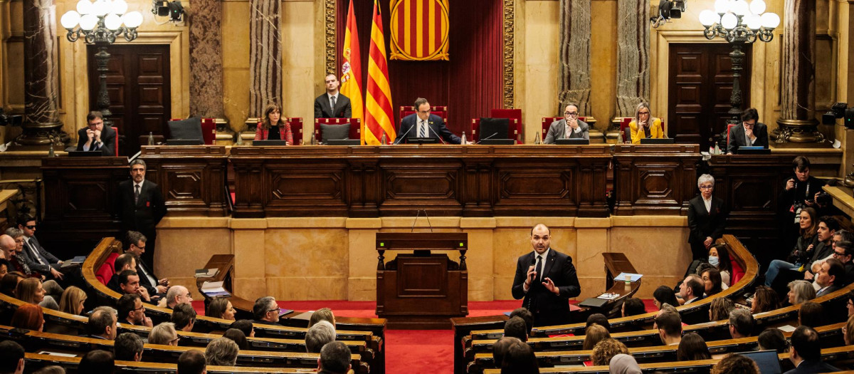 El consejero de Presidencia, Albert Dalmau, ha respondido a las preguntas de la oposición ante la ausencia de Salvador Illa