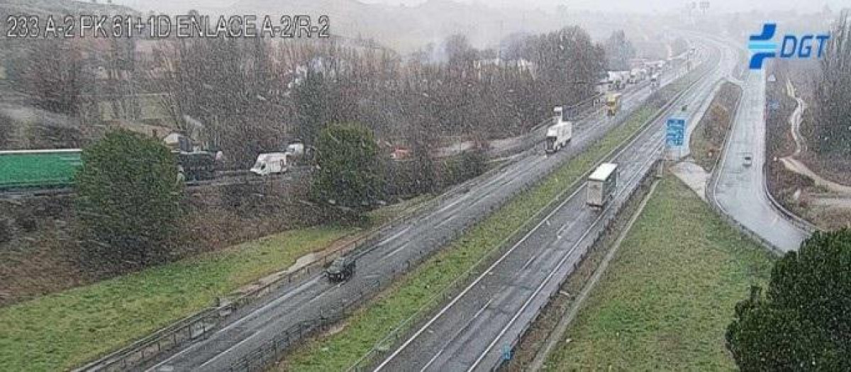 Carretera afectada por nieve en Guadalajara.

REMITIDA / HANDOUT por DGT
Fotografía remitida a medios de comunicación exclusivamente para ilustrar la noticia a la que hace referencia la imagen, y citando la procedencia de la imagen en la firma
28/1/2026
