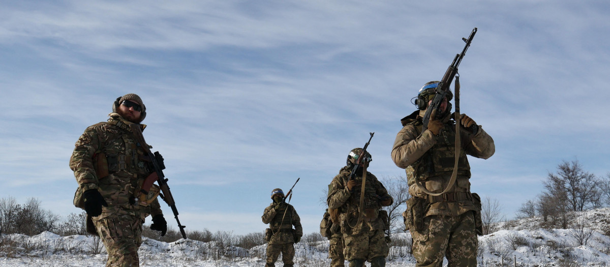 Un instructor militar (izq.) realiza un entrenamiento militar básico para reclutas ucranianos en un lugar no revelado en la región de Zaporiyia