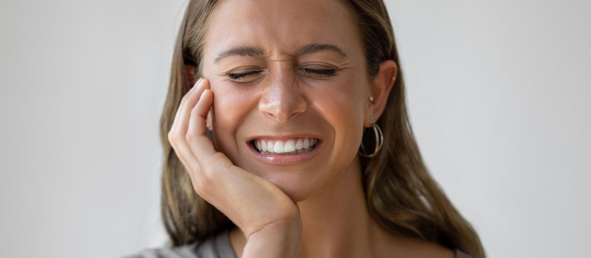 Woman have toothache