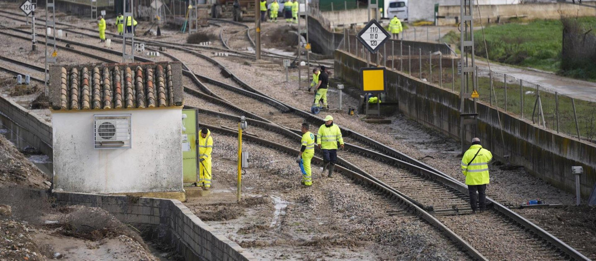 Operarios de Adif trabajan en la de limpieza y reparación de los daños ocasionados en la vía férrea entre Montoro y Villa del Río