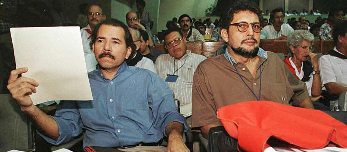El dictador de Nicaragua Daniel Ortega y Bayardo Arce (D) en una foto de archivo