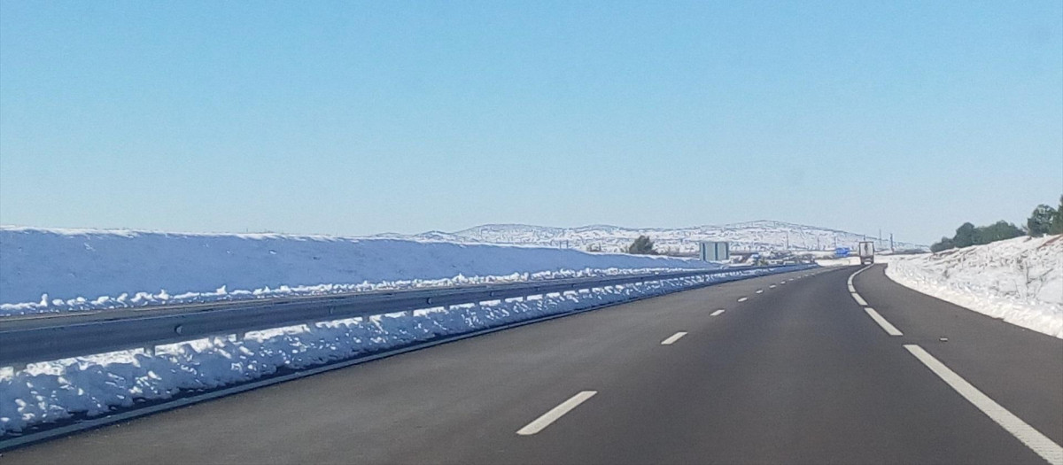 (Foto de ARCHIVO)
Carretera con nieve. Autovía nevada.

EUROPA PRESS
15/1/2021