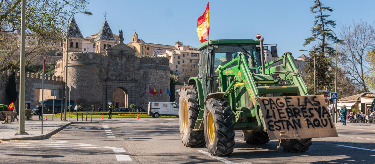 (Foto de ARCHIVO)
Varios tractores suben por las inmediaciones de la puerta de Bisagra, a 12 de marzo de 2024, en Toledo, Castilla-La Mancha (España). Unión de Uniones ha organizado una nueva tractorada para exigir mejoras en el campo a la que se han unido varias plataformas y asociaciones de agricultores y ganaderos de la región.

Juan Moreno / Europa Press
12 MARZO 2024;TOLEDO;TRACTORADA;CASTILLA LA MANCHA;TRACTORES;UNION DE UNIONES
12/3/2024