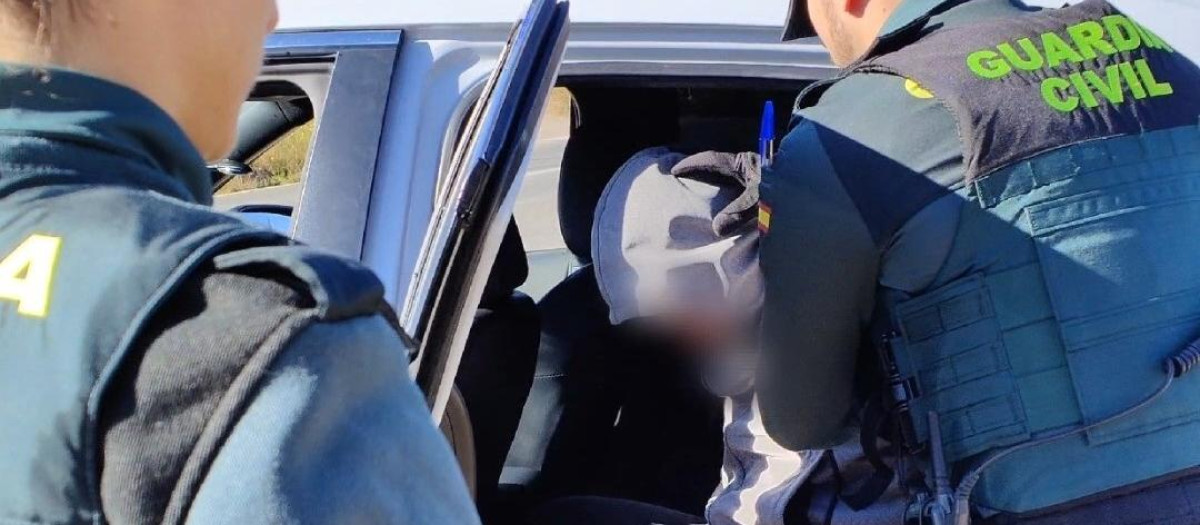 Unos conocidos lo abordaron por la calle y lo retuvieron en una finca

REMITIDA / HANDOUT por GUARDIA CIVIL
Fotografía remitida a medios de comunicación exclusivamente para ilustrar la noticia a la que hace referencia la imagen, y citando la procedencia de la imagen en la firma
28/1/2026