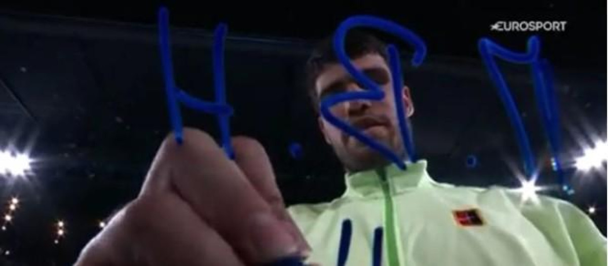 Captura de pantalla de la firma que estampó Alcaraz tras pasar a semifinales de Australia