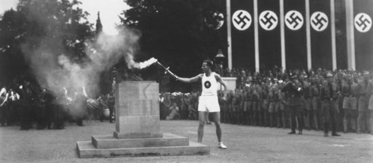 El último de los 3.000 corredores a cargo de portar la antorcha olímpica desde Grecia enciende la llama olímpica en Berlín para dar inicio a las XI Olimpíadas de verano de 1936
