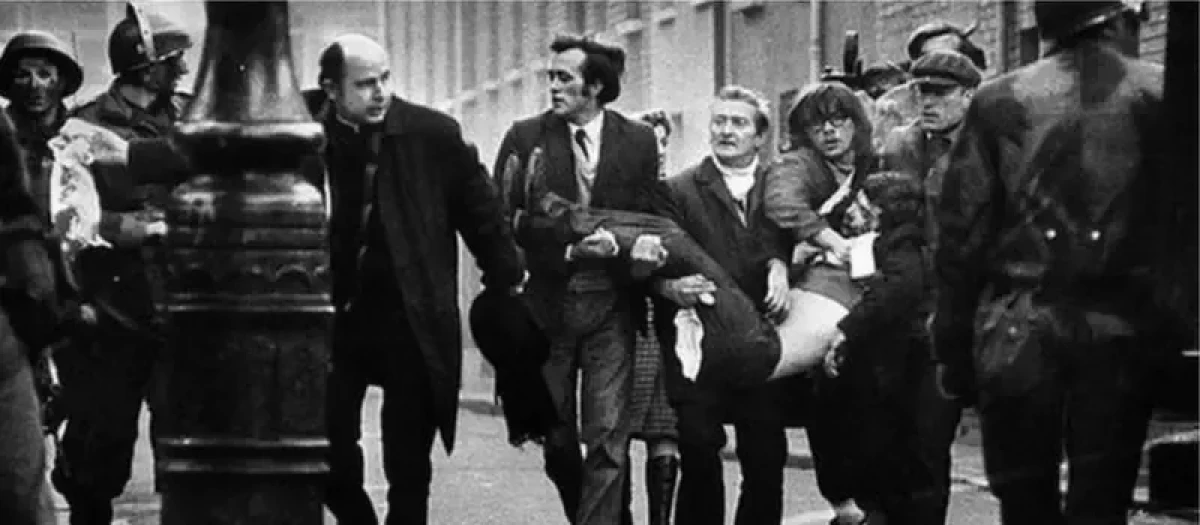 Una víctima del Domingo Sangriento es cargada en las calles de Derry