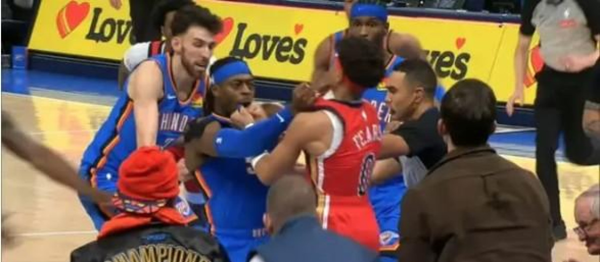 Imagen de la pelea entre Lu Dort y Jeremiah Fears al término del encuentro entre los Thunder y los Pelicans