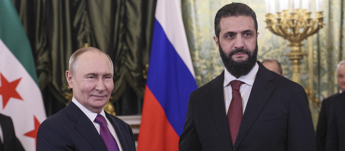 El presidente ruso, Vladimir Putin, y el presidente sirio, Ahmed al-Sharaa, se estrechan la mano durante una reunión en el Kremlin, Moscú,