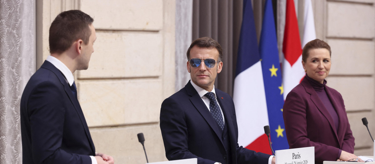 El presidente francés, Emmanuel Macron (centro), la primera ministra de Dinamarca, Mette Frederiksen (derecha), y el primer ministro de Groenlandia, Jens-Frederik Nielsen (izquierda), ofrecen una conferencia de prensa antes de un almuerzo de trabajo en el Palacio del Elíseo en París